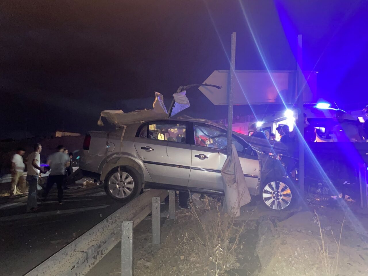 MALATYA (AA) – Malatya'da refüje çarpan otomobilin sürücüsü hayatını kaybetti.