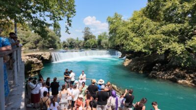 ANTALYA (AA) – Antalya'nın Manavgat ilçesinde bulunan Manavgat Şelalesi, güçlü