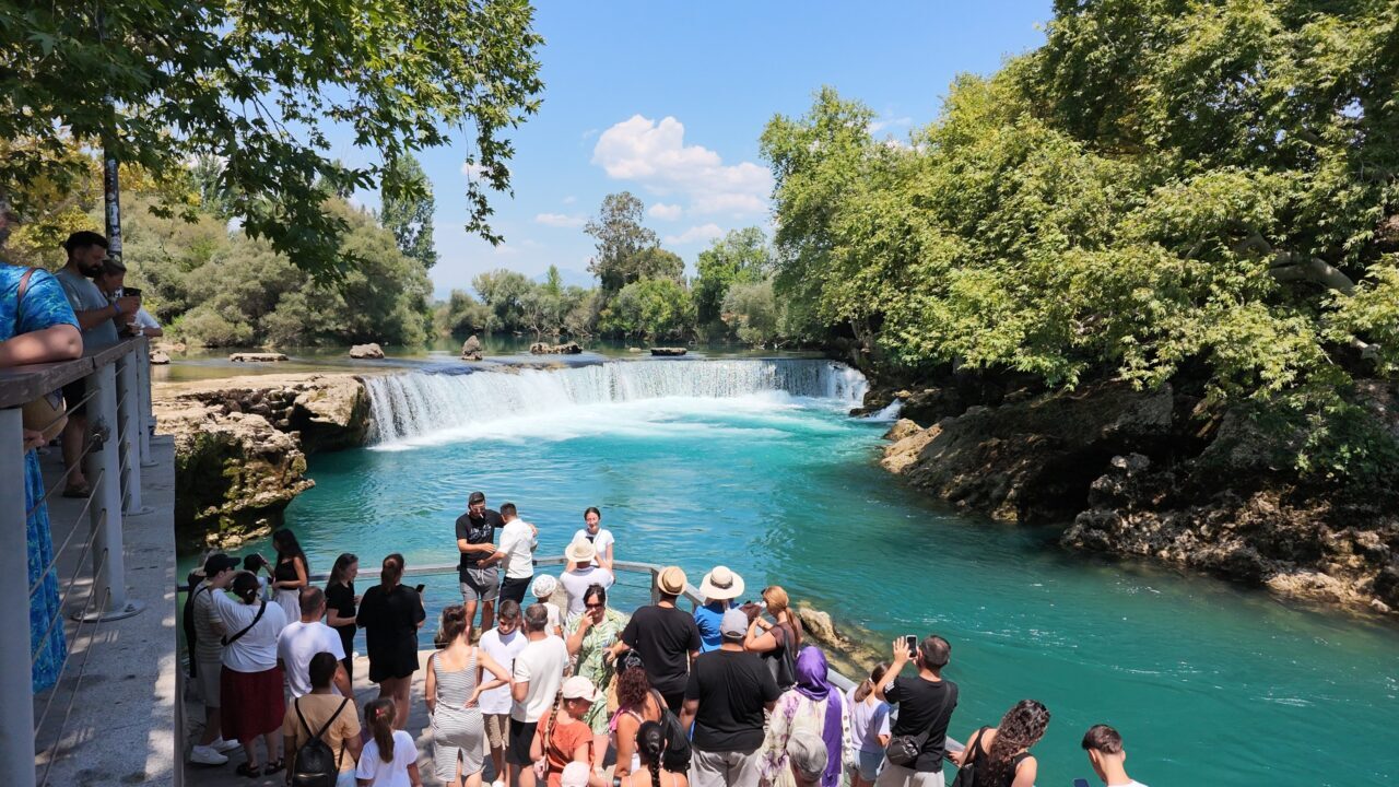 ANTALYA (AA) – Antalya'nın Manavgat ilçesinde bulunan Manavgat Şelalesi, güçlü