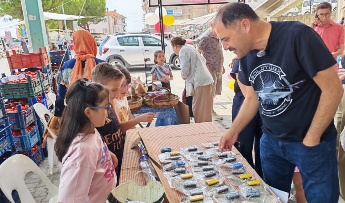 MANİSA (AA) – Manisa'nın Demirci ilçesinde düzenlenen "mini pazar" etkinliğinde