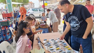 MANİSA (AA) – Manisa'nın Demirci ilçesinde düzenlenen "mini pazar" etkinliğinde