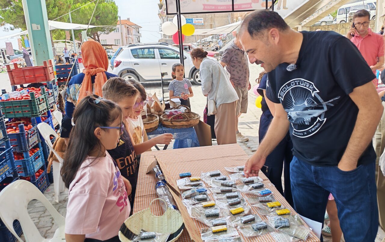 MANİSA (AA) – Manisa'nın Demirci ilçesinde düzenlenen "mini pazar" etkinliğinde