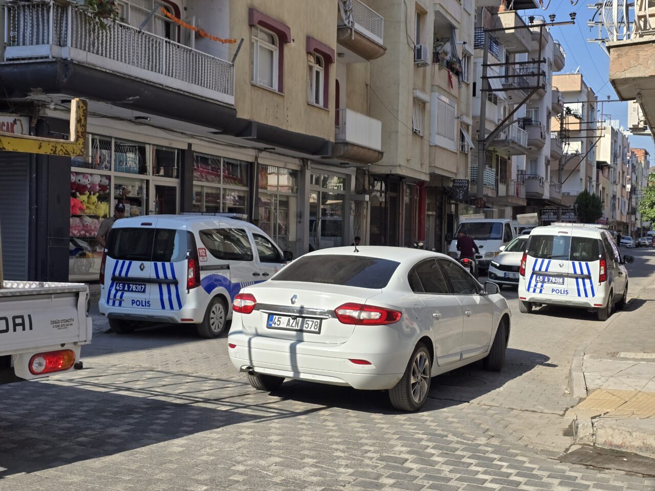 MANİSA (AA) – Manisa'nın Turgutlu ilçesinde, tartıştığı eşinin boğazını sıkan