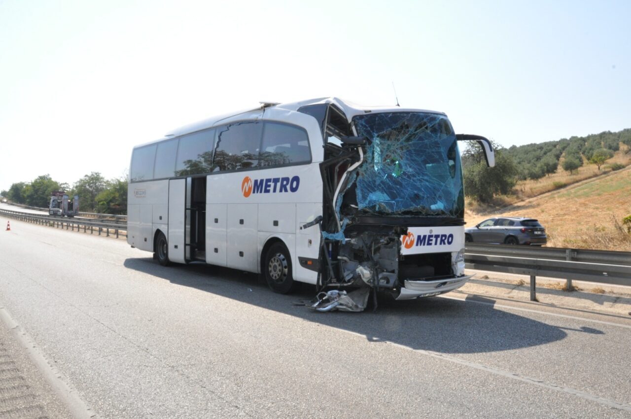 MANİSA (AA) – Manisa'nın Salihli ilçesinde yolcu otobüsünün kamyona çarpması