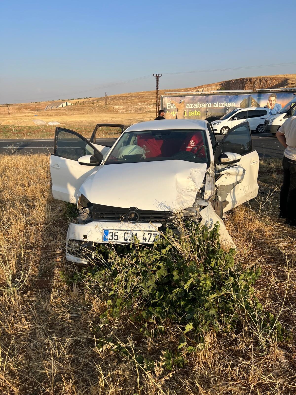 MARDİN (AA) – Mardin'in Midyat ilçesinde iki otomobilin çarpışması sonucu