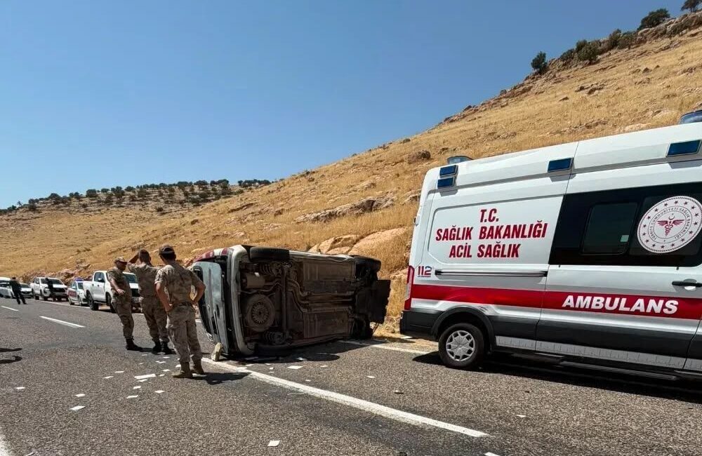 MARDİN (AA) – Mardin'in Nusaybin ilçesinde takla atan hafif ticari