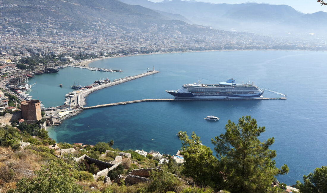 ANTALYA (AA) – Malta bayraklı "Marella Discovery" kruvaziyeriyle Antalya'nın Alanya