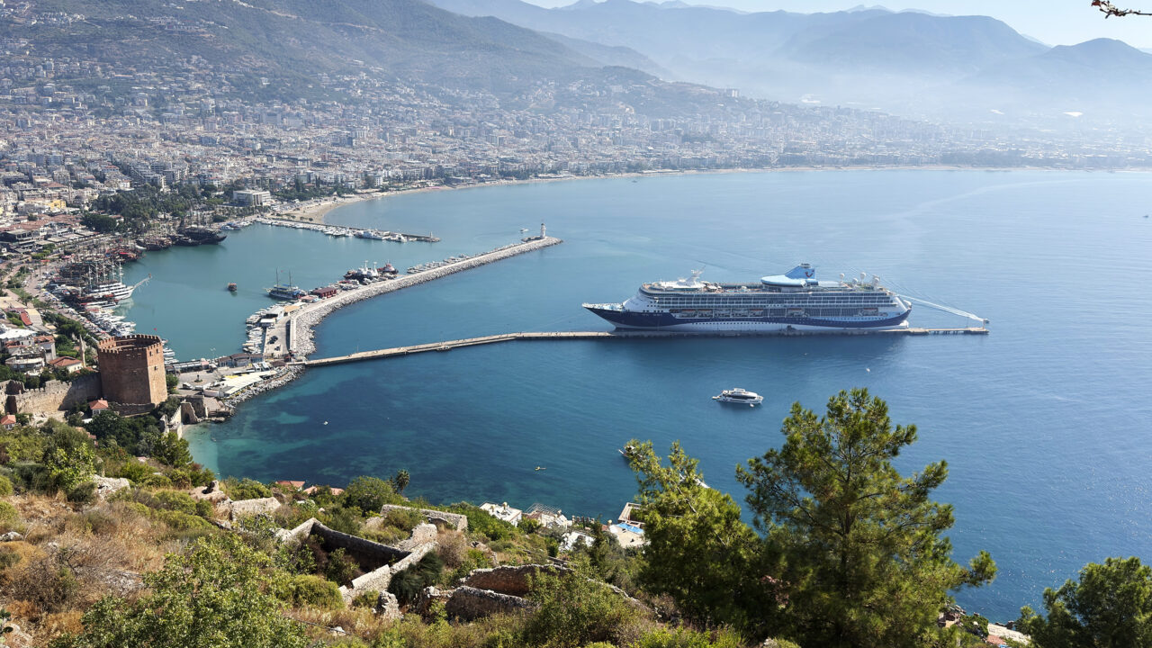 ANTALYA (AA) – Malta bayraklı "Marella Discovery" kruvaziyeriyle Antalya'nın Alanya