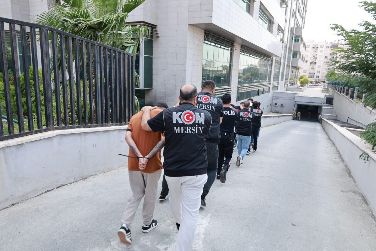 MERSİN (AA) – Mersin'de tetikçilik yaptıkları iddiasıyla yakalanan 12 şüpheliden