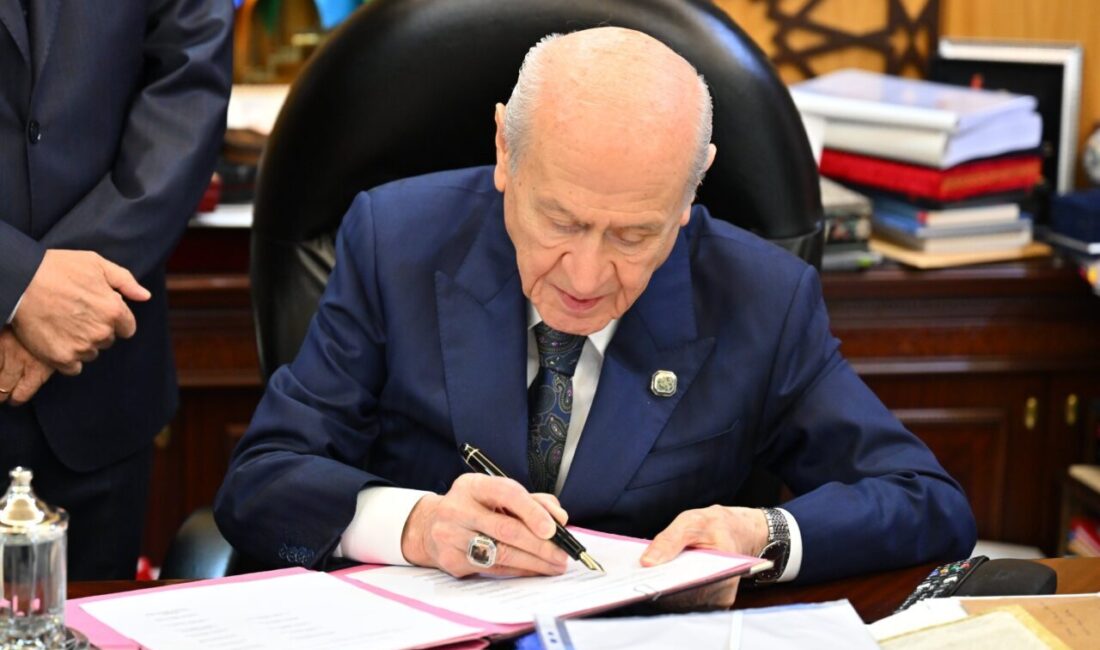 - Bahçeli, "Terörsüz Türkiye" süreci kapsamında hazırlanan kanun teklifini imzaladı