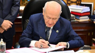 - Bahçeli, "Terörsüz Türkiye" süreci kapsamında hazırlanan kanun teklifini imzaladı