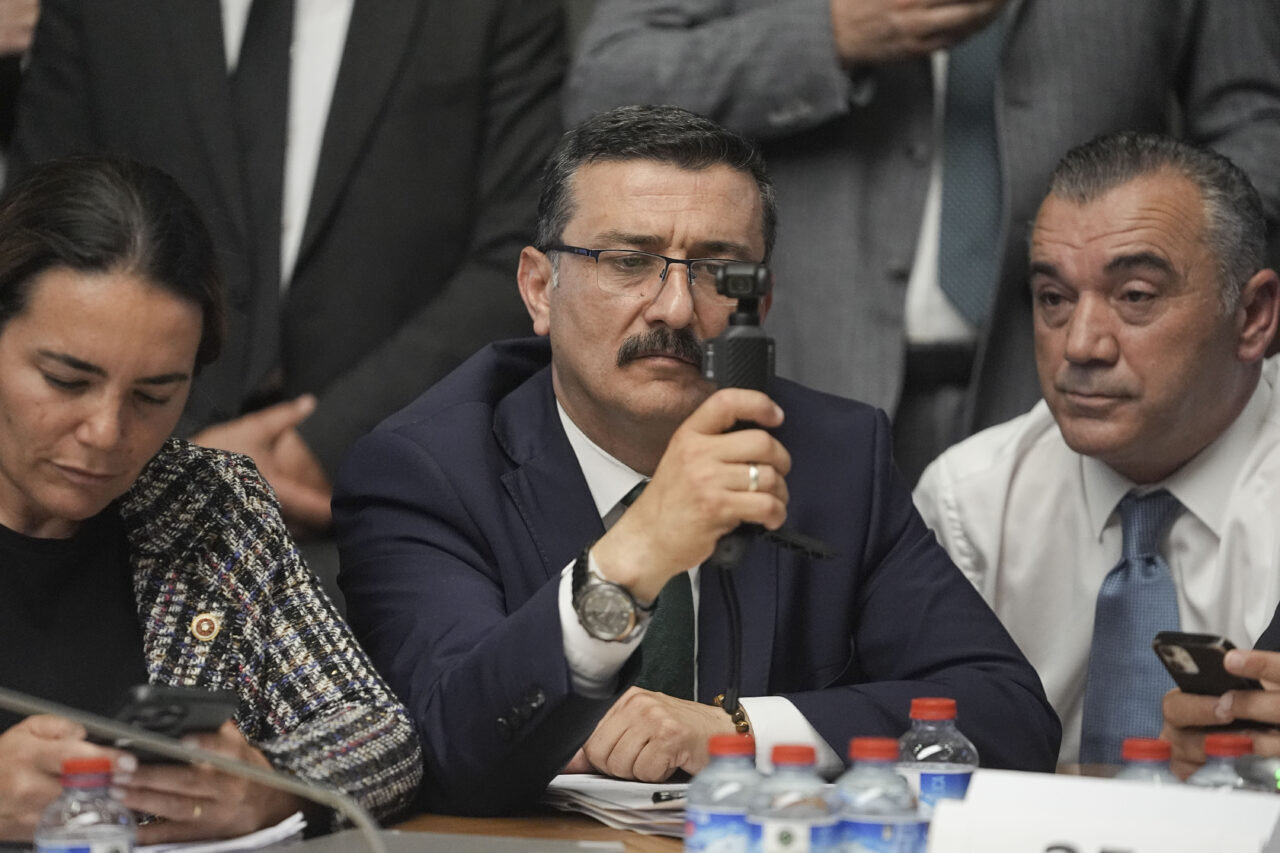 - Teklifin ilk imza sahiplerinden MHP Grup Başkanvekili Erkan Akçay:
-