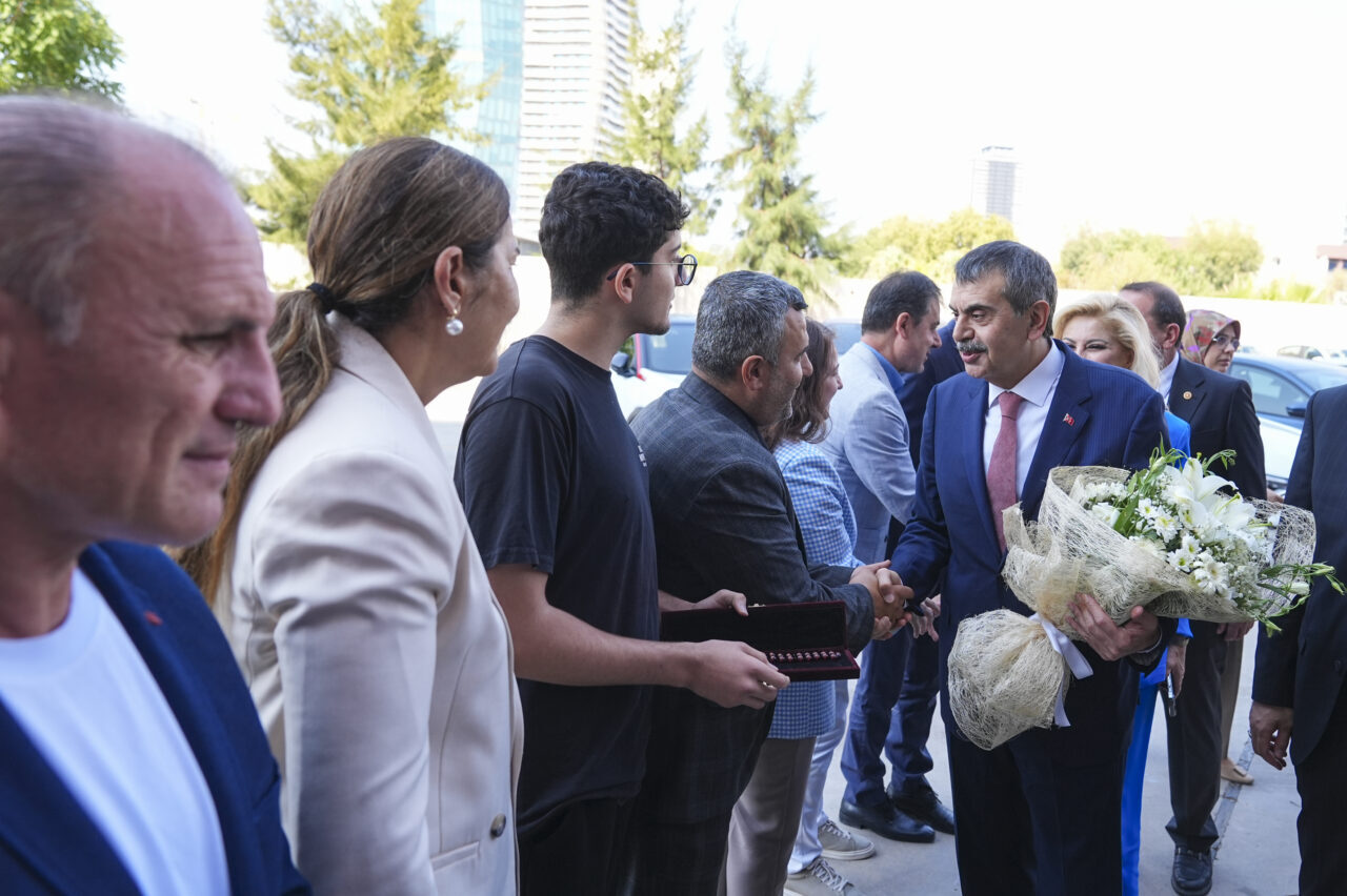 İZMİR (AA) – Milli Eğitim Bakanı Yusuf Tekin, İzmir Valiliği