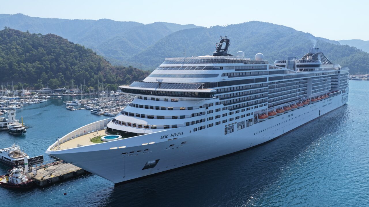 MUĞLA (AA) – Muğla'nın Marmaris ilçesine, Panama bayraklı "MSC Divina"
