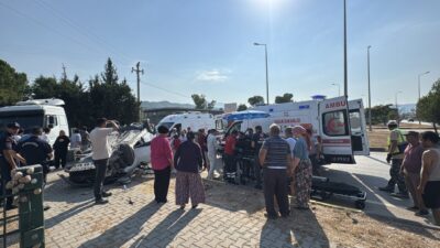 MUĞLA (AA) – Muğla'nın Seydikemer ilçesinde tır ile otomobilin çarpışması