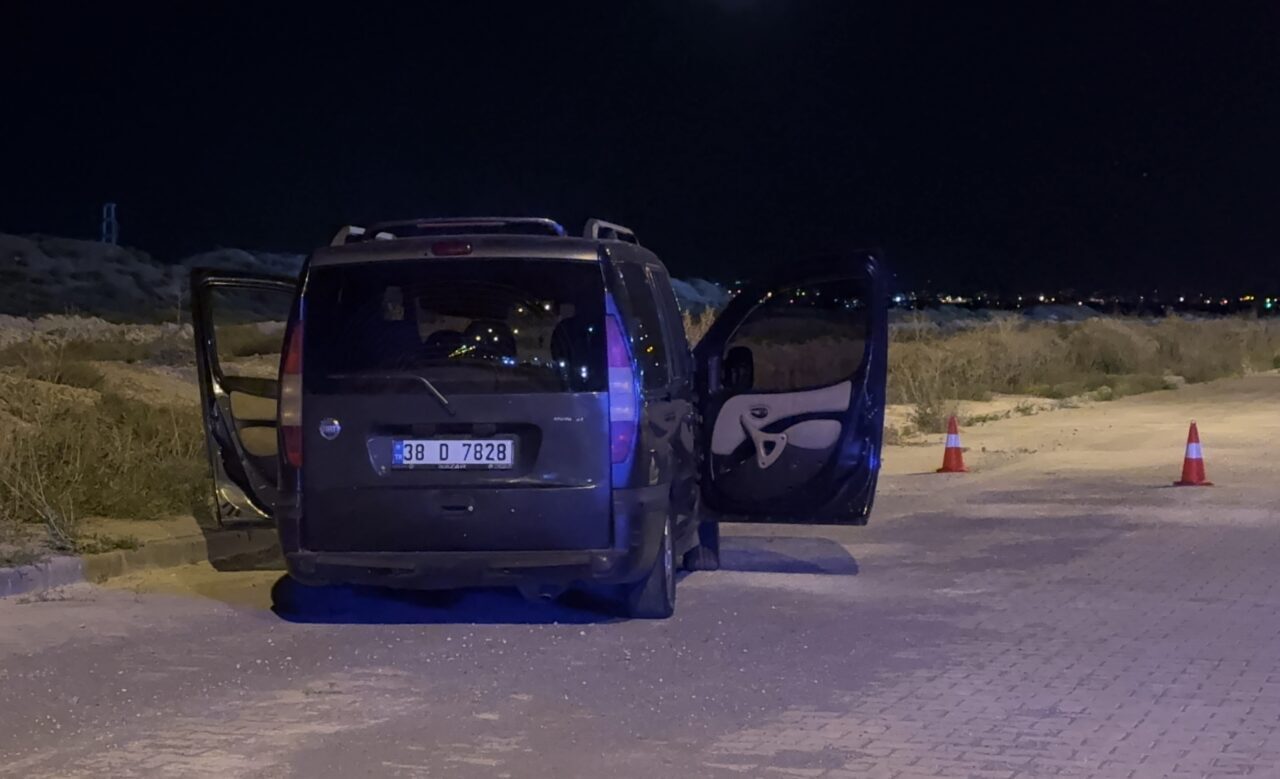 NİĞDE (AA) – Niğde'nin Bor ilçesinde bir kişi park halindeki