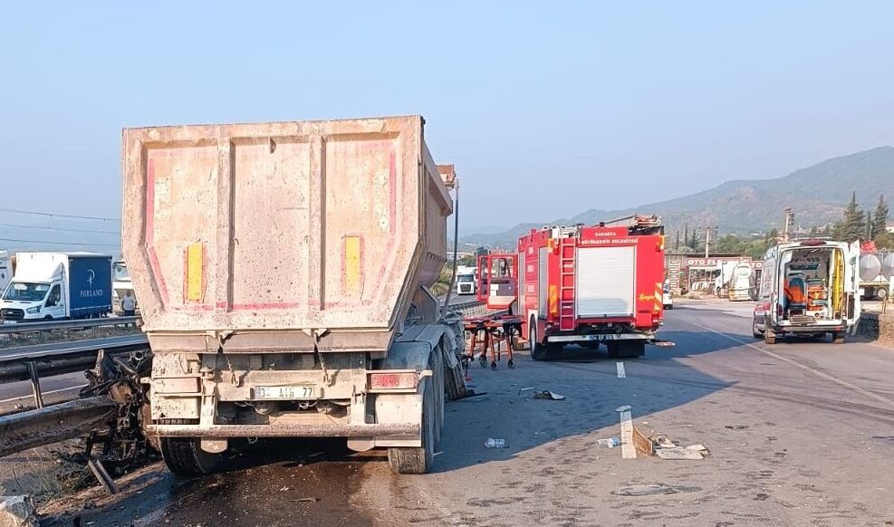 SAKARYA (AA) – Sakarya'nın Pamukova ilçesinde hafriyat yüklü tırın bariyere