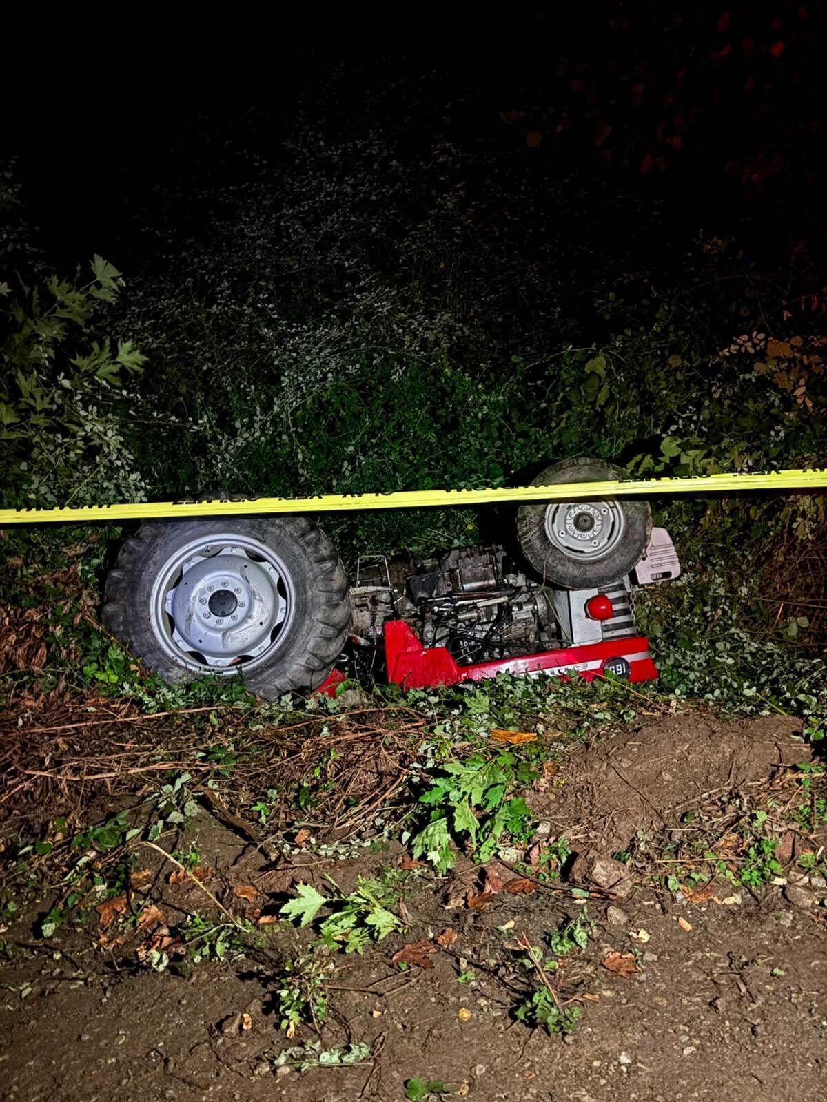 SAKARYA (AA) – Sakarya’nın Hendek ilçesinde devrilen traktörün altında kalan