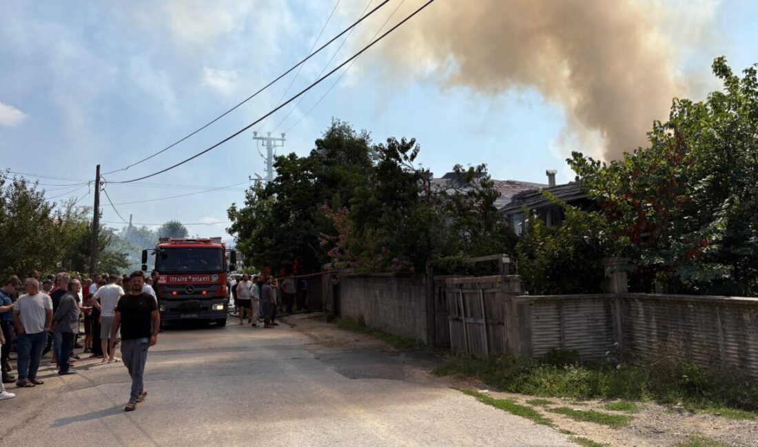 SAKARYA (AA) – Sakarya'nın Hendek ilçesinde iki katlı ahşap evde