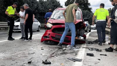 SAKARYA (AA) – Sakarya'nın Sapanca ilçesinde otomobil ile hafif ticari