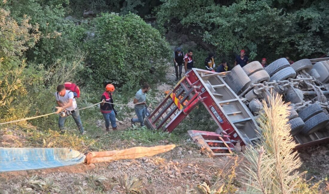 SAKARYA (AA) – Sakarya'nın Akyazı ilçesinde şarampole devrilen ağır yük