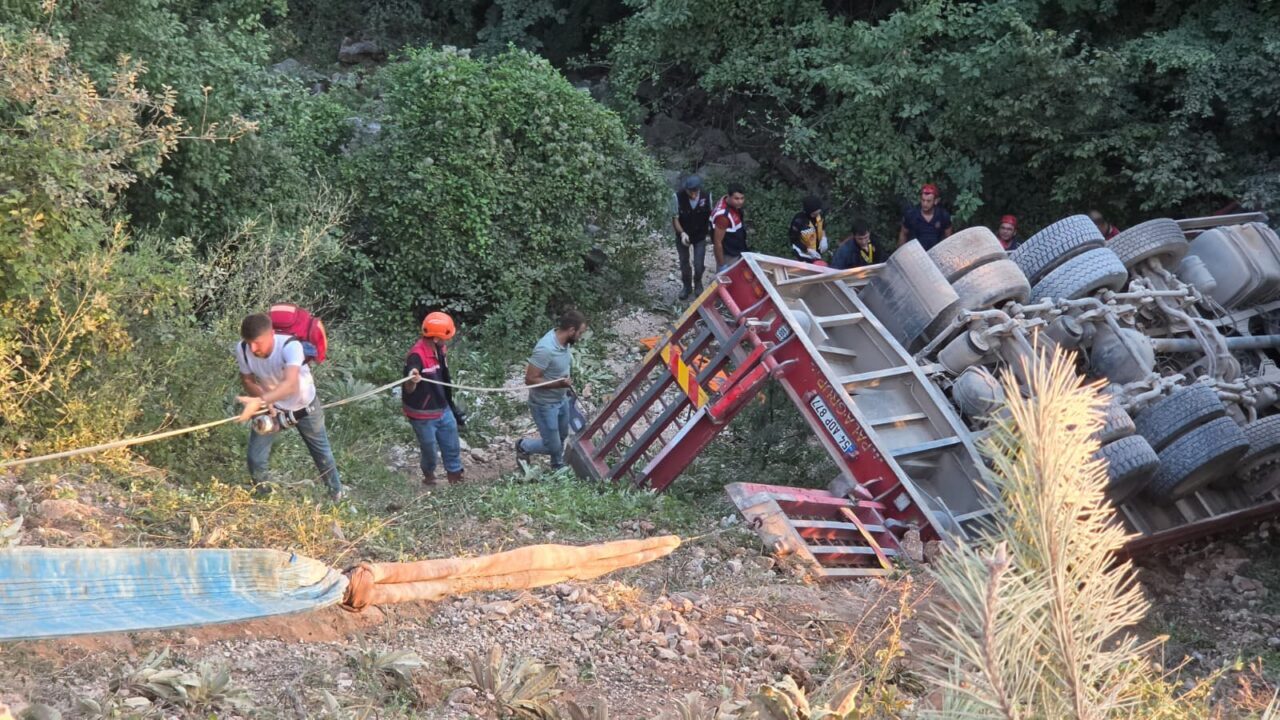 SAKARYA (AA) – Sakarya'nın Akyazı ilçesinde şarampole devrilen ağır yük