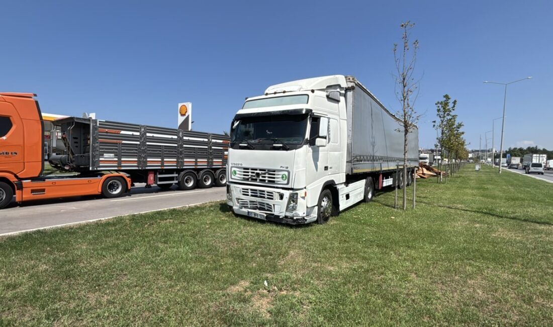 SAMSUN (AA) – Samsun'un İlkadım ilçesinde kazaya karışan tırdan yola