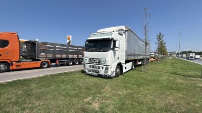 SAMSUN (AA) – Samsun'un İlkadım ilçesinde kazaya karışan tırdan yola