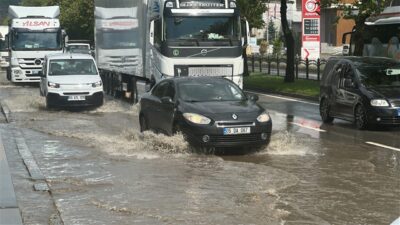 SAMSUN (AA) – Samsun'da etkili olan sağanak hayatı olumsuz etkiledi.