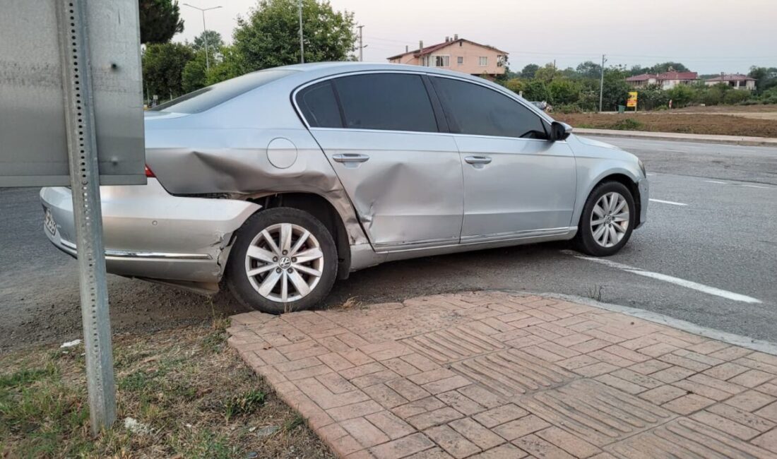 SAMSUN (AA) – Samsun'un Çarşamba ilçesinde taksi ile otomobilin çarpışması