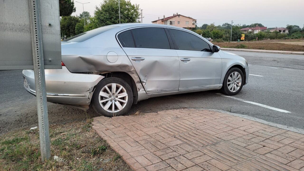 SAMSUN (AA) – Samsun'un Çarşamba ilçesinde taksi ile otomobilin çarpışması