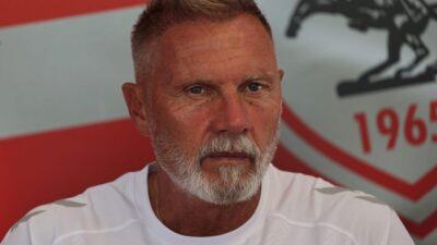 - Alman teknik adam:
"Topa sahip olan, aynı zamanda da rakibe