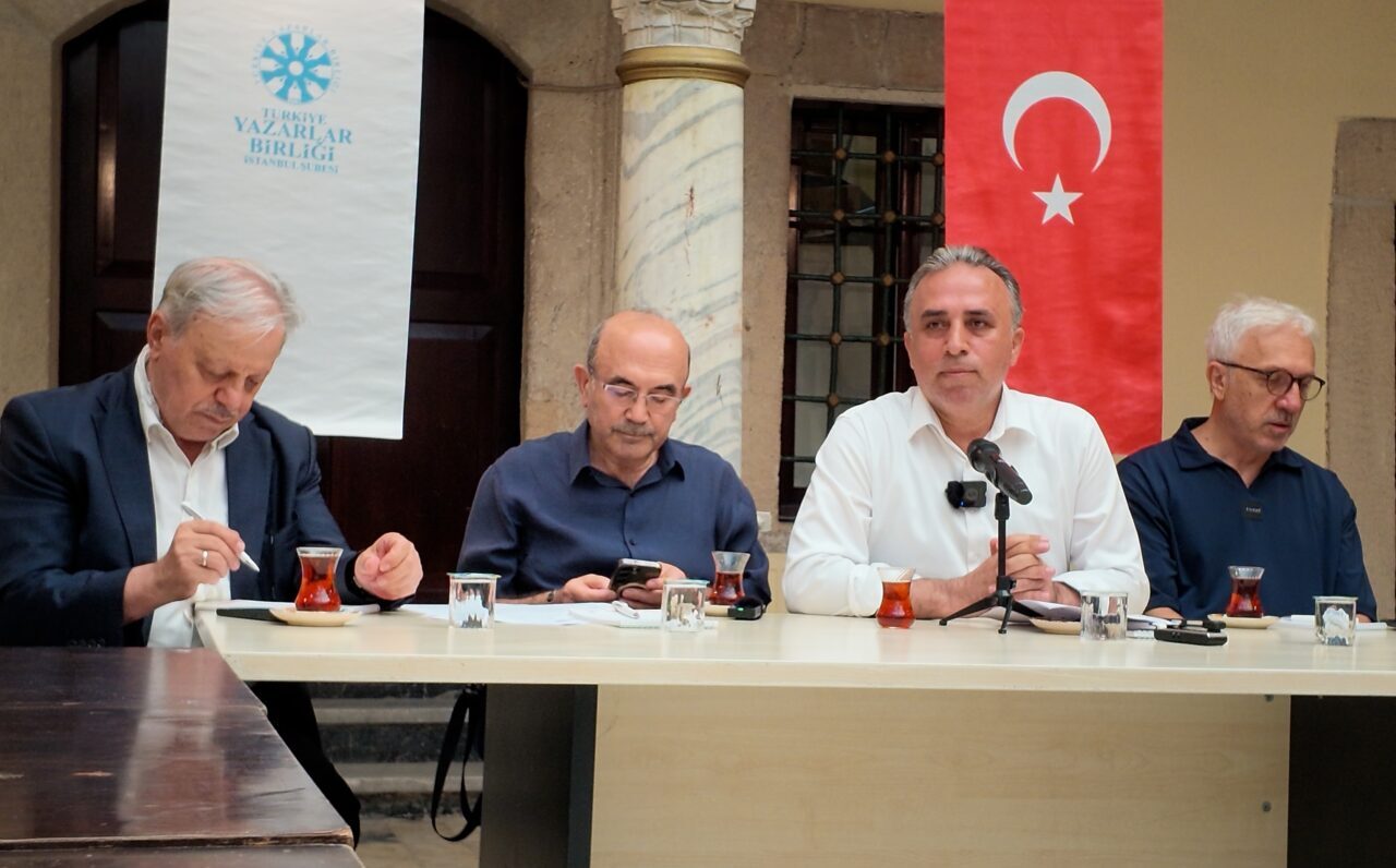 - Akademisyen, yönetmen, sanatçı ve medya uzmanlarından oluşan geniş bir