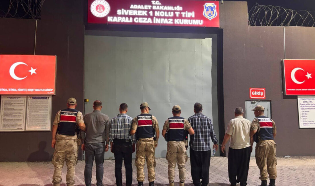 ŞANLIURFA (AA) – Şanlıurfa'nın Siverek ilçesinde seyir halindeki otomobile av