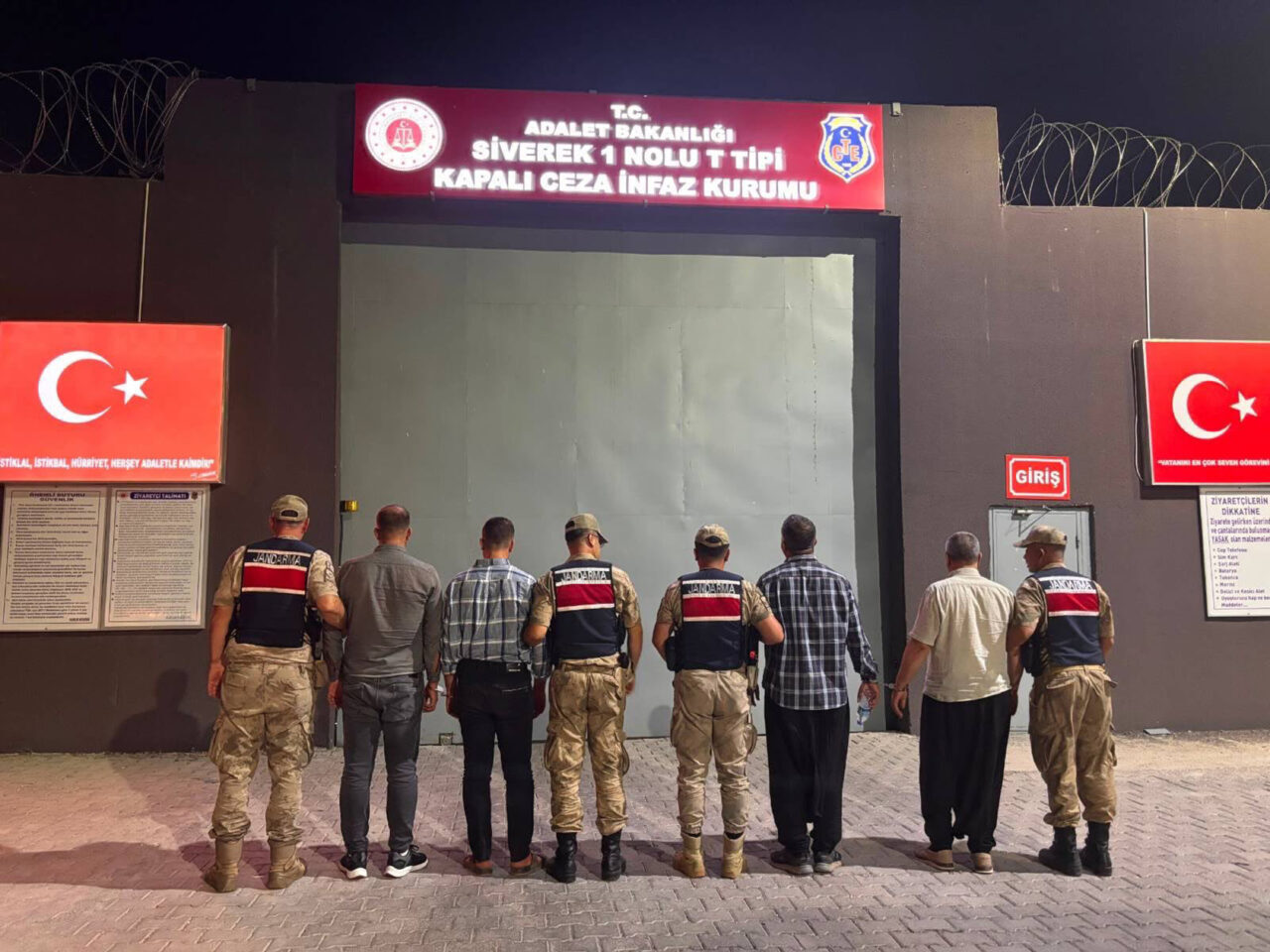 ŞANLIURFA (AA) – Şanlıurfa'nın Siverek ilçesinde seyir halindeki otomobile av