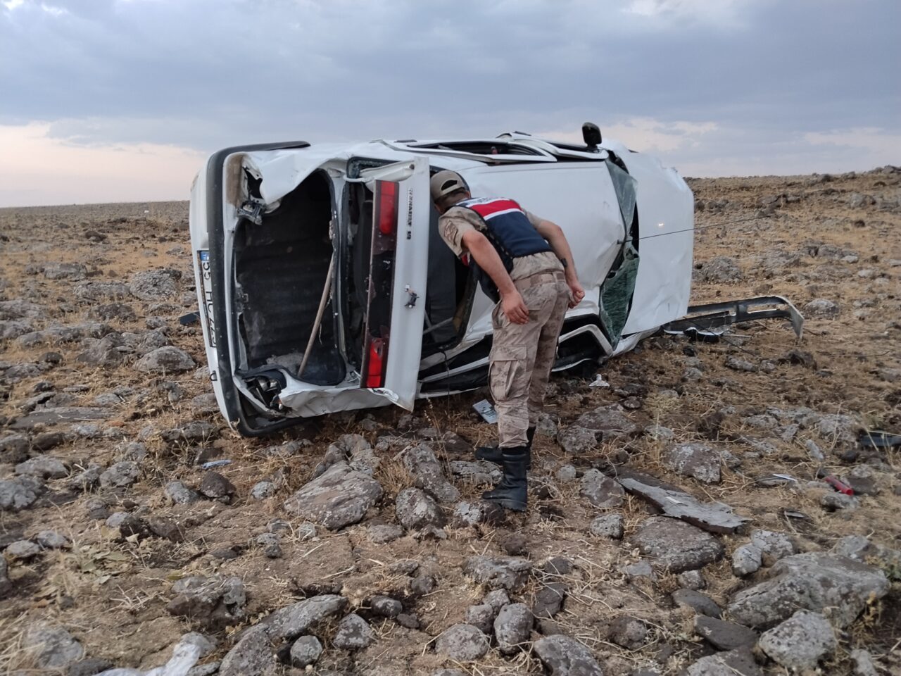 ŞANLIURFA (AA) – Şanlıurfa'nın Siverek ilçesinde otomobilin şarampole devrilmesi sonucu