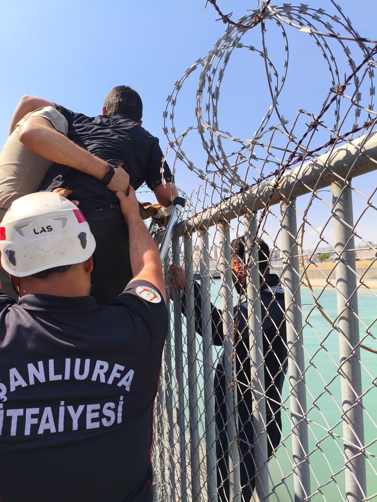 ŞANLIURFA (AA) – Şanlıurfa'nın Haliliye ilçesinde serinlemek için girdikleri sulama