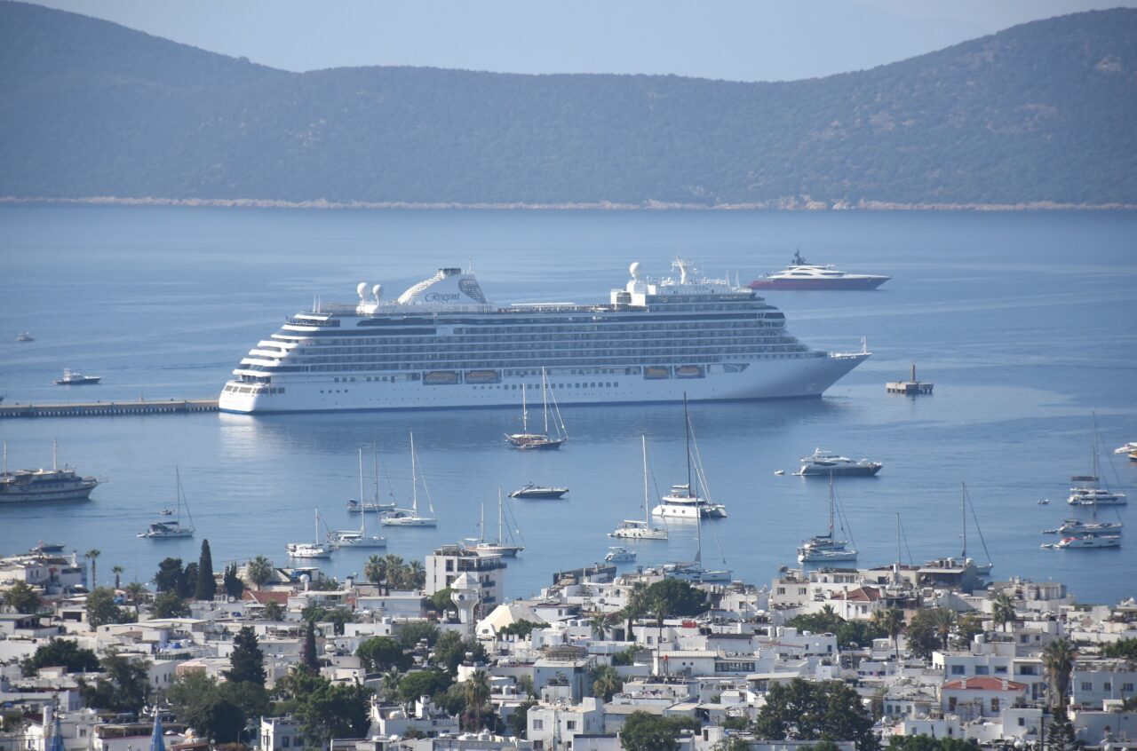 MUĞLA (AA) – Muğla'nın Bodrum ilçesine, Seven Seas Splendor isimli