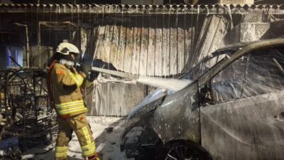 SİNOP (AA) – Sinop'ta çıkan yangında 2 araç kullanılamaz hale