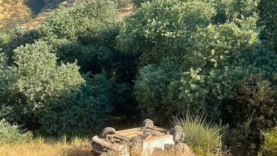 ŞIRNAK (AA) – Şırnak'ın Güçlükonak ilçesinde hafif ticari aracın şarampole