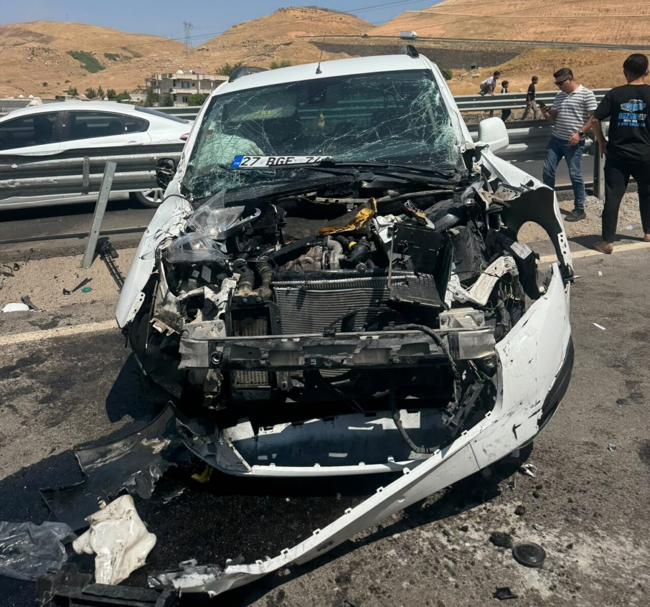 ŞIRNAK (AA) – Şırnak'ın Cizre ilçesinde kamyonetin refüje çarpması sonucu