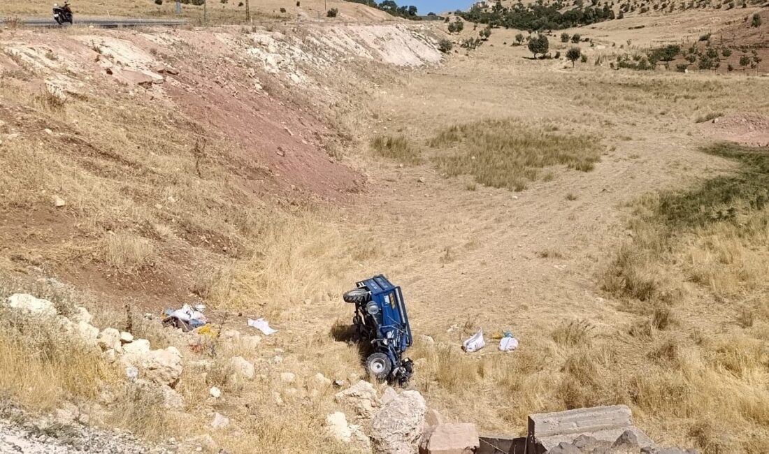 ŞIRNAK (AA) – Şırnak'ın Güçlükonak ilçesinde tarım aracının şarampole devrilmesi