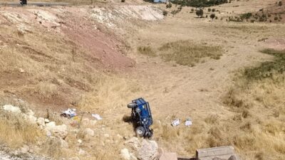 ŞIRNAK (AA) – Şırnak'ın Güçlükonak ilçesinde tarım aracının şarampole devrilmesi