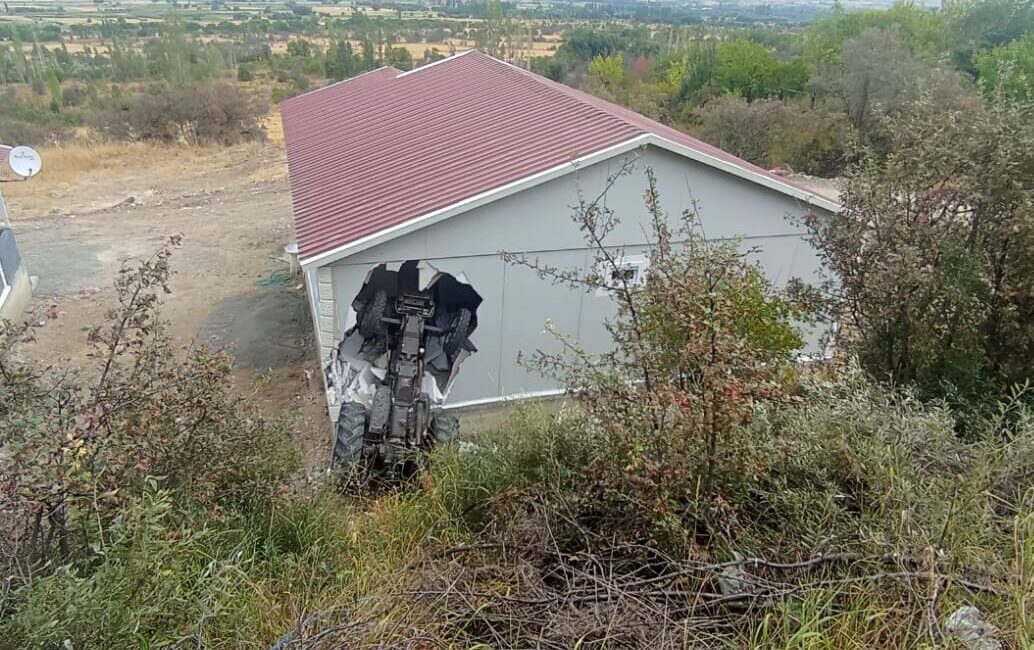SİVAS (AA) – Sivas'ın Akıncılar ilçesinde devrilen traktörün çarptığı evdeki
