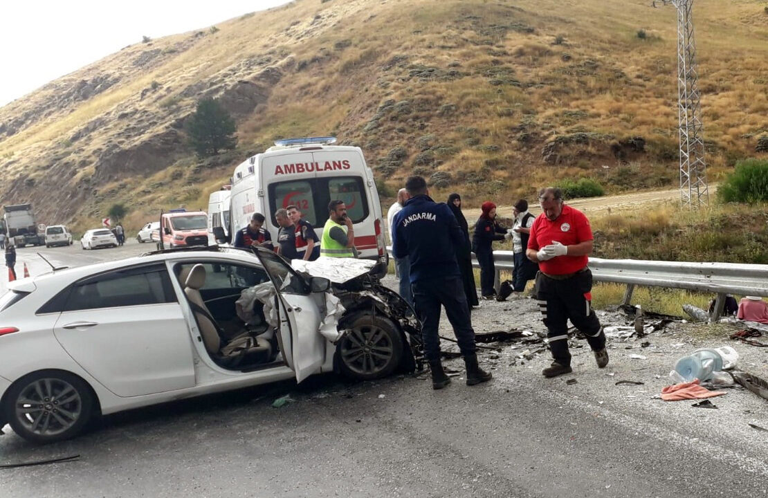 SİVAS (AA) – Sivas'ın İmranlı ilçesinde minibüs ile otomobilin çarpışması