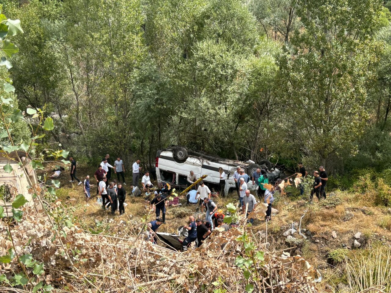 SİVAS (AA) – Sivas'ın Suşehri ilçesinde, yolcu minibüsünün şarampole devrilmesi