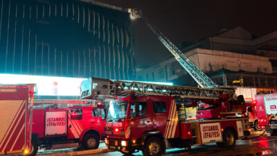 İSTANBUL (AA) – Sultanbeyli'de bir alışveriş merkezinde (AVM) çıkan yangın