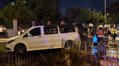 İSTANBUL (AA) – Sultanbeyli’de bir otomobilin, park halindeki araçlara çarpması