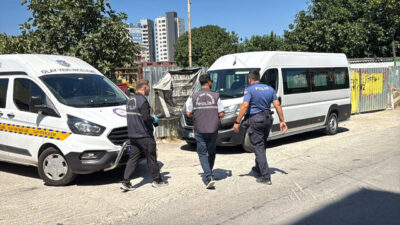 İSTANBUL (AA) – Sultanbeyli'de bir deponun çelik çatısının vinçle yerleştirildiği