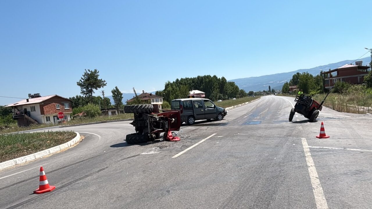 TOKAT (AA) – Tokat'ın Niksar ilçesinde hafif ticari araç ile